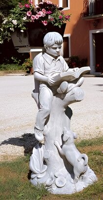 Statue garçon sur tronc d'arbre porte vase