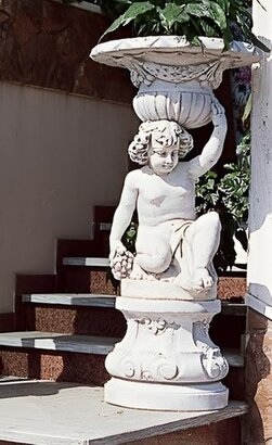 statue enfant à genoux portant un vase coté gauche 
