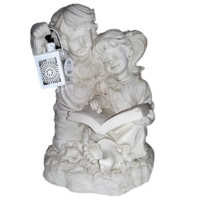 Enfants lisant un livre à la lueur d'une lanterne