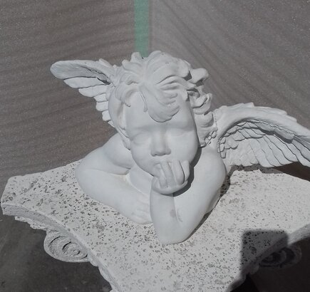  Buste Angelot pensif main gauche sous menton