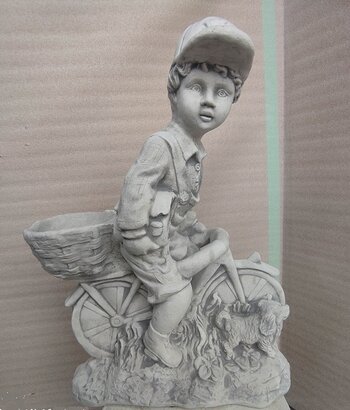 Statue garçon à bicyclette et pot de fleur