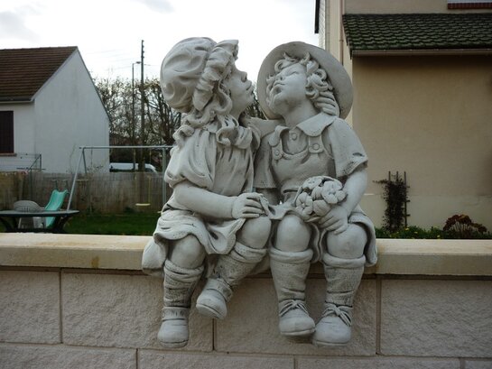 Statue Enfants Bisou Amoureux