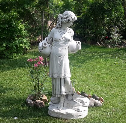 Statue Femme La Verseuse Romaine