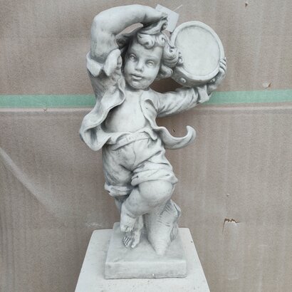 Statue garçon joueur de tambourin
