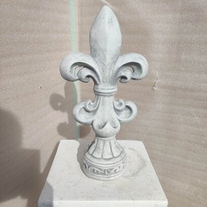 Chapeau pilier fleur de Lys