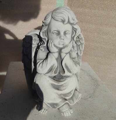 Statue Ange assis pensif