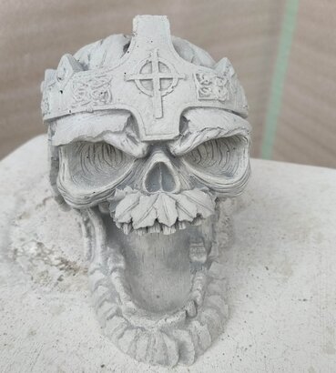 statue tête de mort couronnée