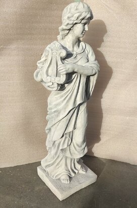  Statue femme tenant une lyre