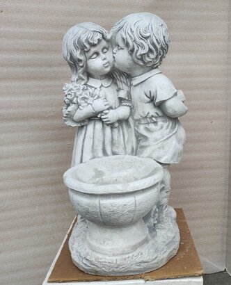 Statue Enfant Bisou tendre avec pot de fleur