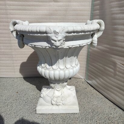 Vase avec anneaux et tête gargouille sur pied carré