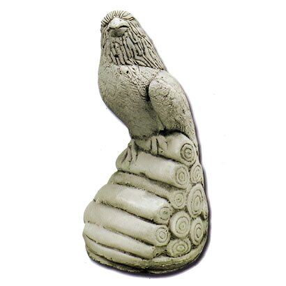 Statue épervier sur tas de bois regard à gauche