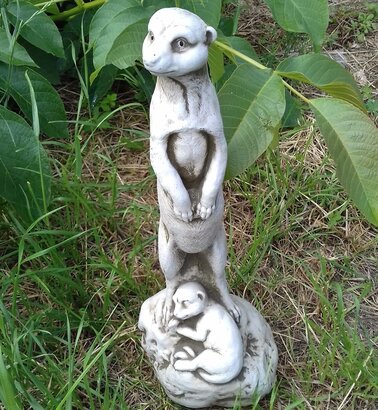 statue Suricate Oara et son petit endormi.
