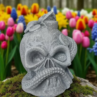 statuette tête de mort avec un serpent 