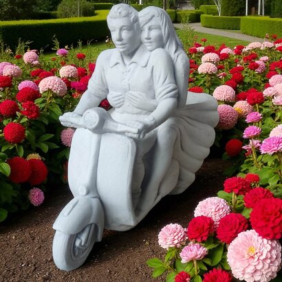 statue couple sur vespa