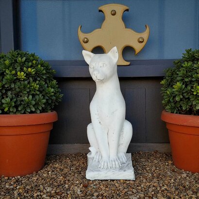 statue grand chat assis