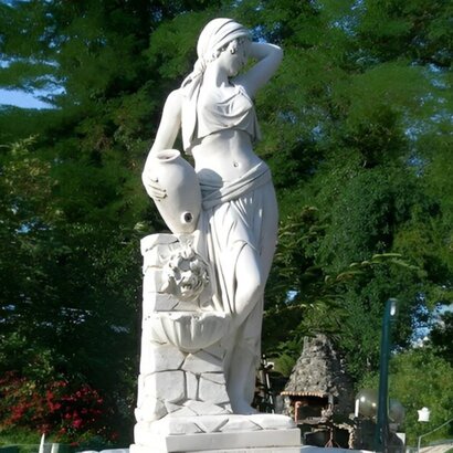 STATUE  DECORATION DE JARDIN EN PIERRE  LA GITANE A  LA FONTAINE 