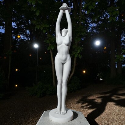 Statue femme bras en l'air
