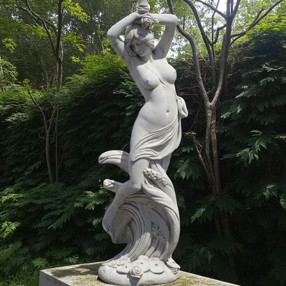 Statue de jardin en pierre La Venus aux Fleurs