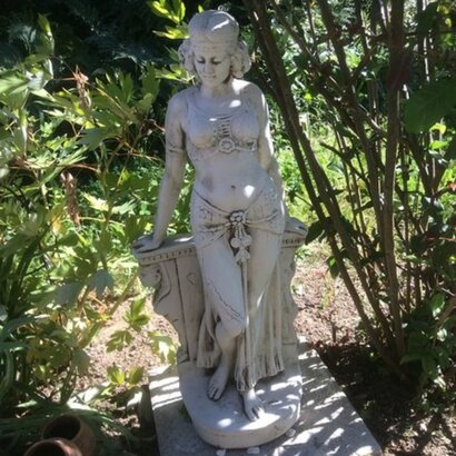 Statue de jardin en pierre Femme : L’égyptienne