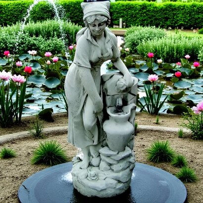 Statue de jardin en pierre Femme : La Puiseuse
