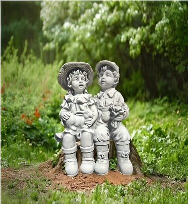 Couple enfants assis à poser 