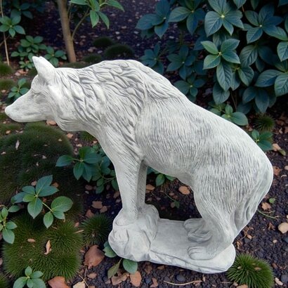 Statue loup à l'affut