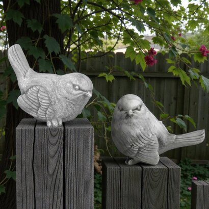  statues de petits moineaux