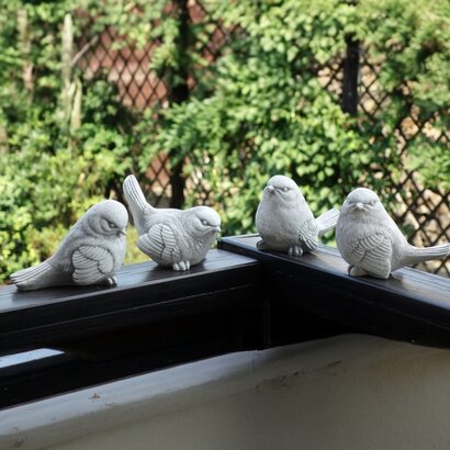  statues de petits moineaux par quatre