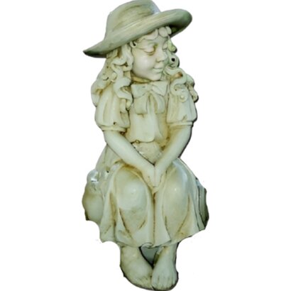 STATUE FILLETTE ASSISE AU CHAPEAU A POSER