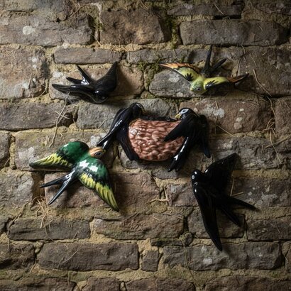 lot de 4 oiseaux et un nid d'hirondelles