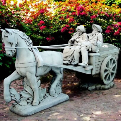 Statue couple petits vieux sur charrette cheval