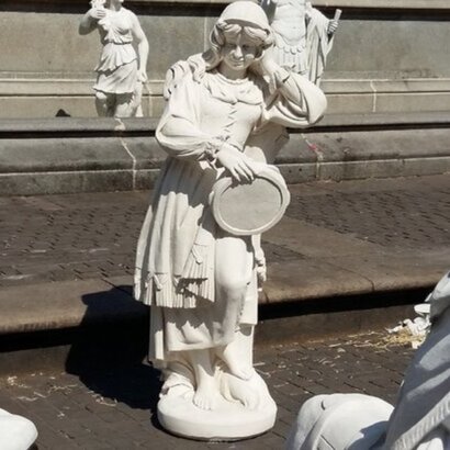 STATUE  DECORATION DE JARDIN EN PIERRE  LA GITANE 