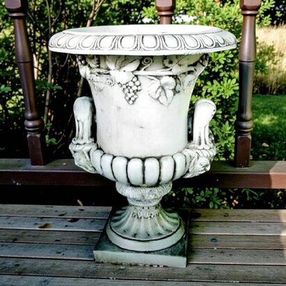 VASE ROND MOTIF RAISINS ET PIED CARRE