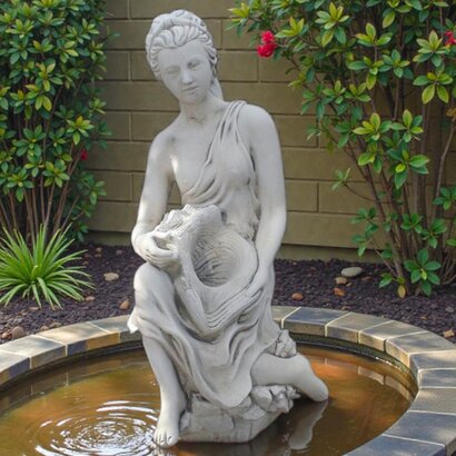 Statue Diane Assise tenant un Coquillage