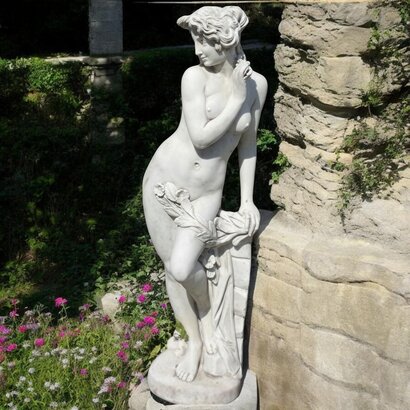 Statue de jardin en pierre Femme appuyée contre un Mur