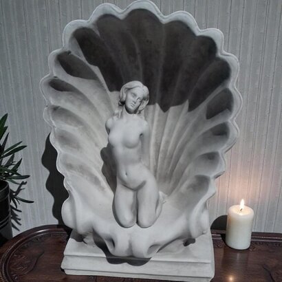 Statue femme nue agenouillée dans coquillage