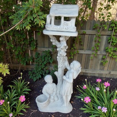 Statue Enfants avec mangeoire à oiseaux