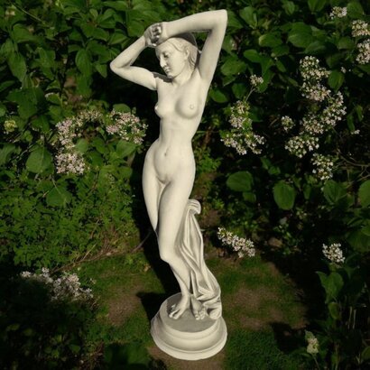 Femme  mains sur le front