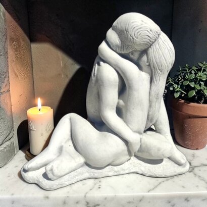statue couple enlacé