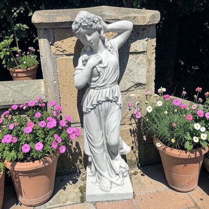 statue-femme-avec-fleurs dans les cheveux