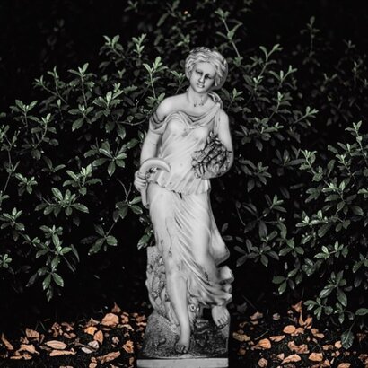Statue de jardin en pierre Femme : Saison l'été