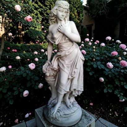 STATUE JEUNE FILLE AUX PANIER DE ROSES