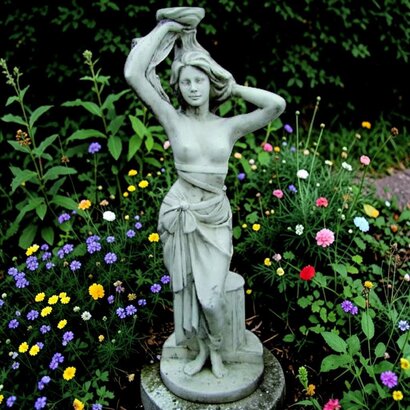 Statue de jardin en pierre La Paysanne