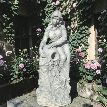 STATUE JEUNE FILLLE POSANT SA CRUCHE SUR  DES FLEURS