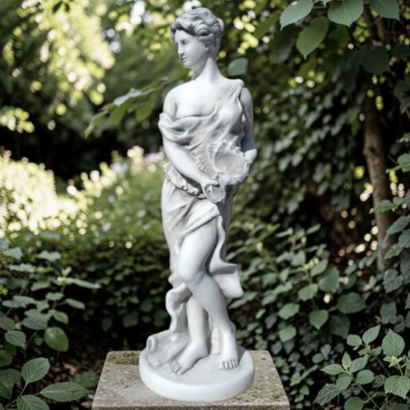 Statue de jardin en pierre Femme tenant un coquillage 