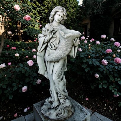 STATUE DE JARDIN EN PIERRE JEUNE FILLE 