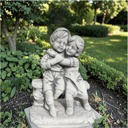 Couple enfants amoureux sur un banc