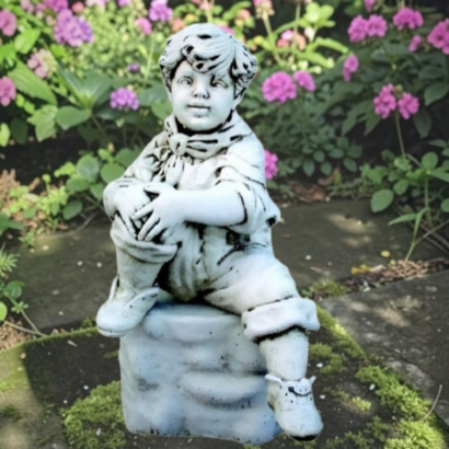 Statue Enfant Amoureux Timide sur un muret