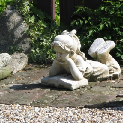Statue de jardin Fillette Lisant un livre 