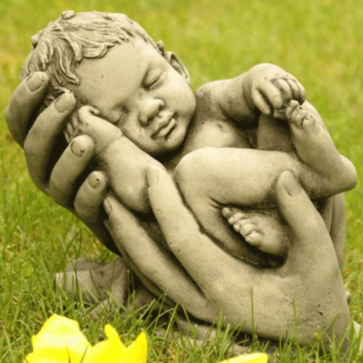 Statue Bébé Endormi dans une main
